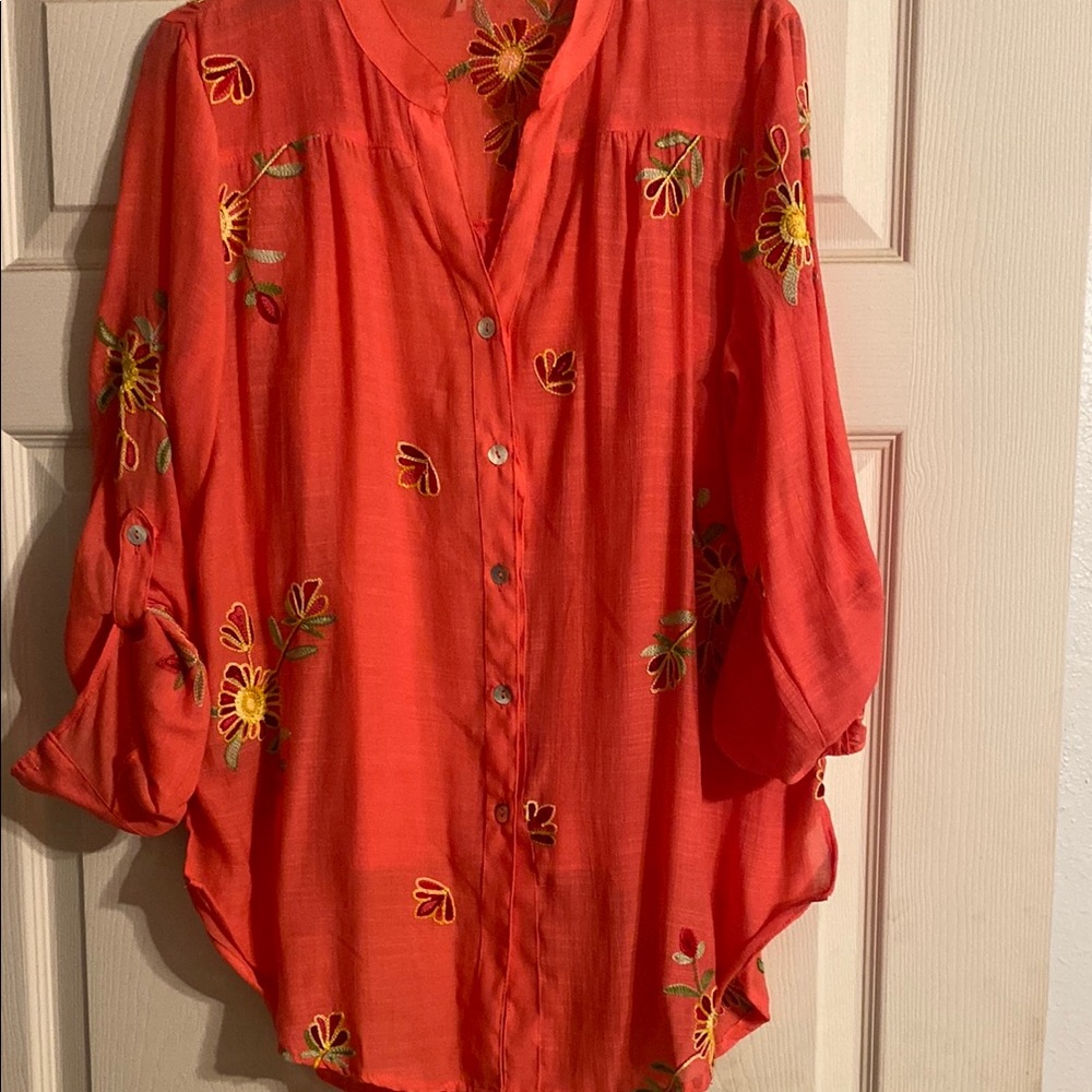Beautiful Figueroa & Flower summer blouse.